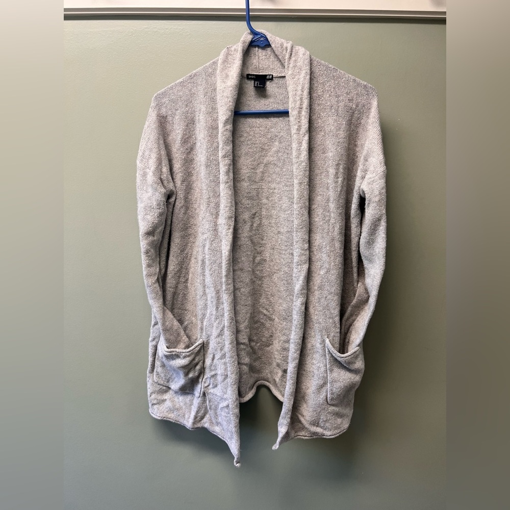 H & M Cardigan with Pockets‎